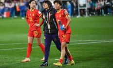 顶级女足选手在比赛中展现高超技术实力