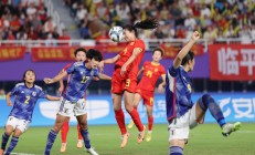 国际足球比赛中女运动员精湛技能备受瞩目