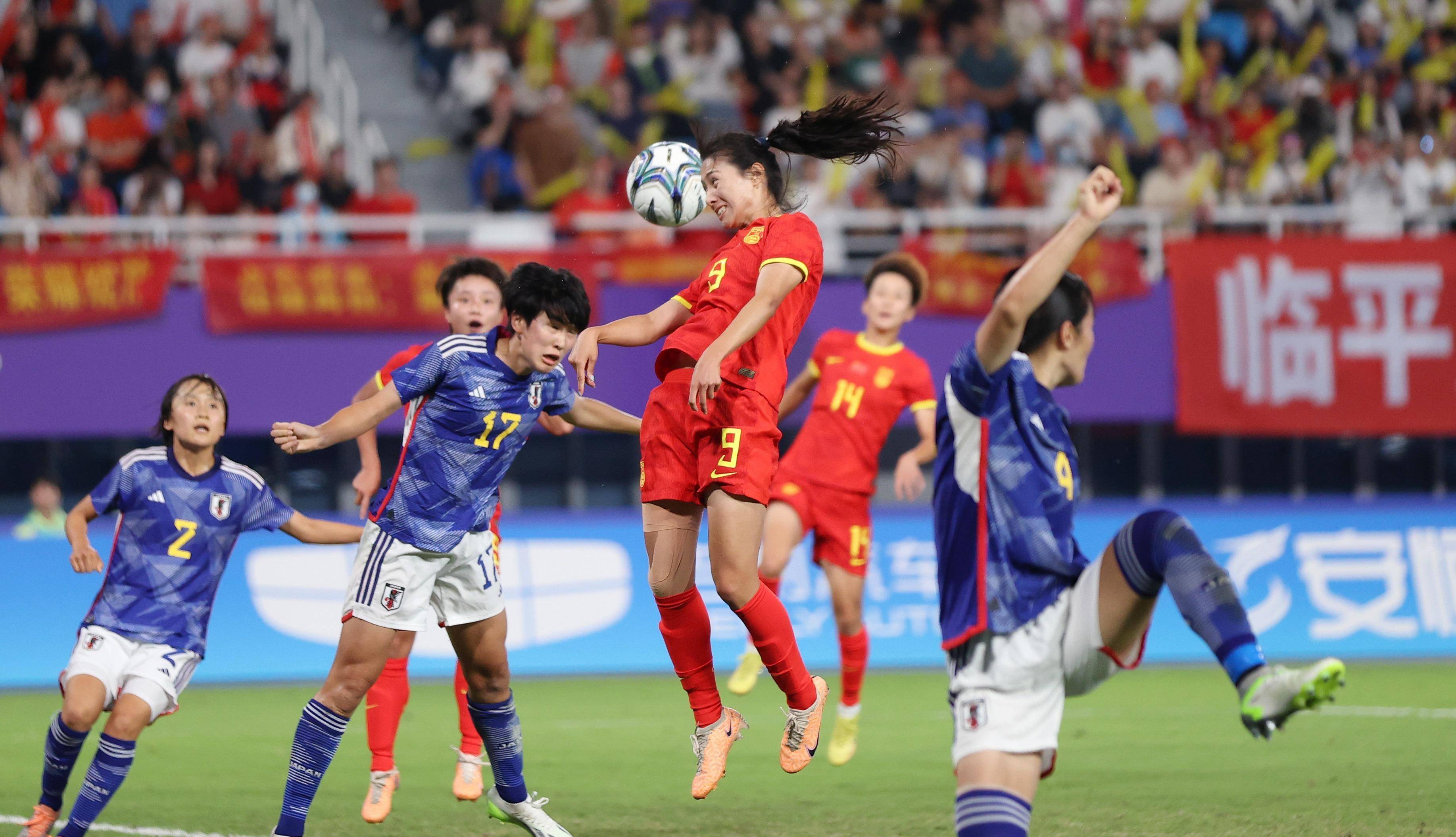 国际足球比赛中女运动员精湛技能备受瞩目